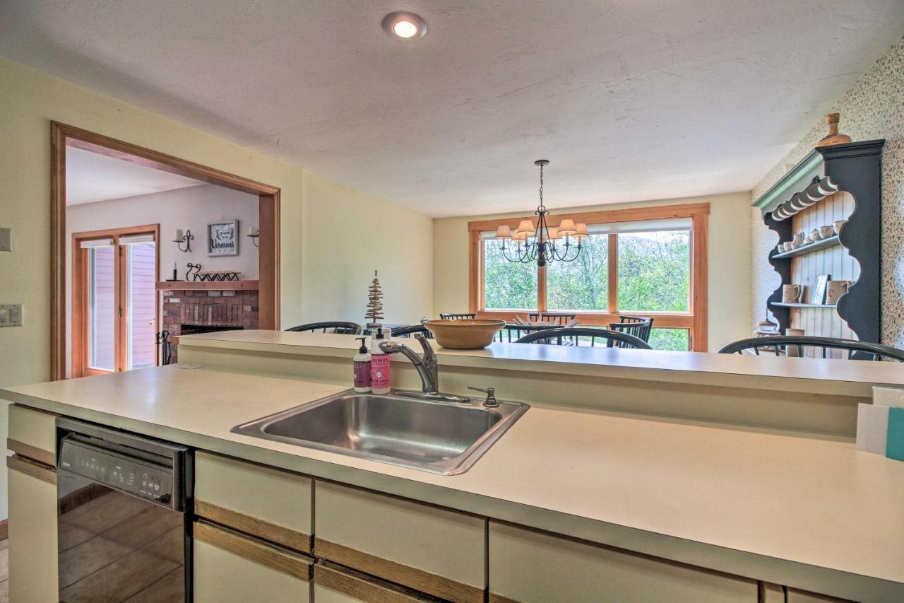 Timber Creek Townhome With 2 Decks And Mtn Views! West Dover Eksteriør bilde